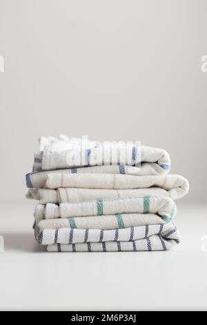 Küchenhandtücher auf weißem Hintergrund, vertikales Foto mit Kopierbereich Stockfoto