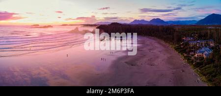 Luftaufnahme über den Tofino Pacific Rim Nationalpark mit Drohne von oben auf Cox Bay Vancouver Island Stockfoto