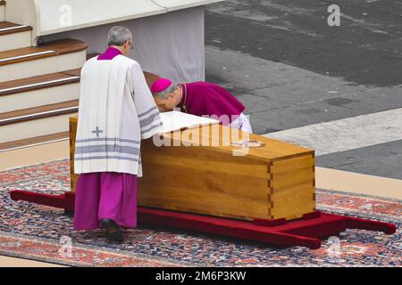 Vatican05. Januar 2023. Erzbischof Georg Gaenswein während der Bestattungsmesse für Papst Emeritus Benedict XVI am 5. Januar 2023 im Petersdom, Vatikanstadt, Vatikan. Kredit: Unabhängige Fotoagentur/Alamy Live News Stockfoto