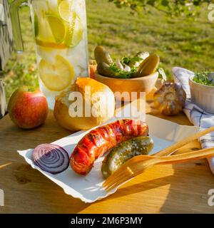 Gegrillte Wurst mit Gurken Stockfoto