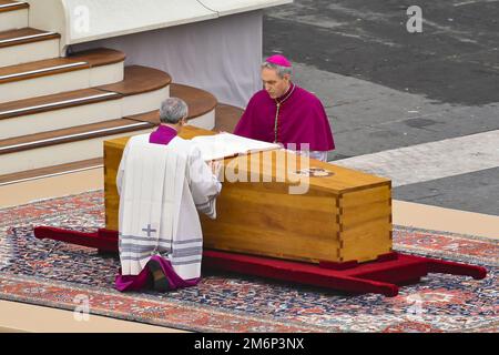 Vatican05. Januar 2023. Erzbischof Georg Gaenswein während der Bestattungsmesse für Papst Emeritus Benedict XVI am 5. Januar 2023 im Petersdom, Vatikanstadt, Vatikan. Kredit: Unabhängige Fotoagentur/Alamy Live News Stockfoto