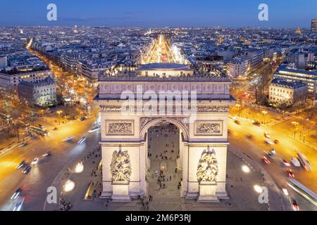 Frankreich, Paris, Avenue des Champs Elysees, Arc de Triomphe // Frankreich, Paris (75), Arc de Triomphe et l'Avenue des Champs-Elysées Stockfoto