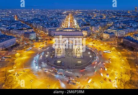Frankreich, Paris, Avenue des Champs Elysees, Arc de Triomphe // Frankreich, Paris (75), Arc de Triomphe et l'Avenue des Champs-Elysées Stockfoto