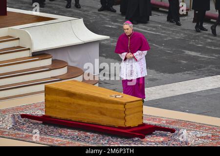 Vatican05. Januar 2023. Erzbischof Georg Gaenswein während der Bestattungsmesse für Papst Emeritus Benedict XVI am 5. Januar 2023 im Petersdom, Vatikanstadt, Vatikan. Kredit: Unabhängige Fotoagentur/Alamy Live News Stockfoto