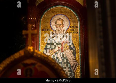 Belgrad, Serbien - 20. Dezember 2022: Fresko im Mosaik von Gregory, dem Theologen alias Gregory of Nazianzus in St. Sava-Tempel in Belgrad. Er war ein Stockfoto