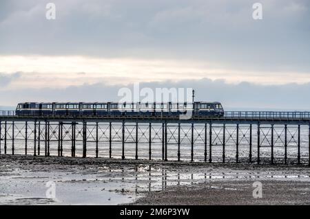 SOUTHEND ON SEA, ESSEX, UK - NOVEMBER 24 : Zug am Southend Pier in Essex am 24. November 2013 Stockfoto