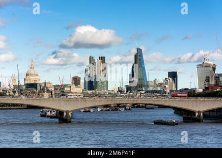 LONDON - NOVEMBER 3 : Blick auf die Themse in London am 3. November 2013 Stockfoto