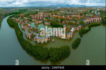 Apartmentkomplex wie heißt Les chamblynes Villas in Tombeau Bay Mauritius? Erstaunlich über die schwimmenden Häuser. Stockfoto