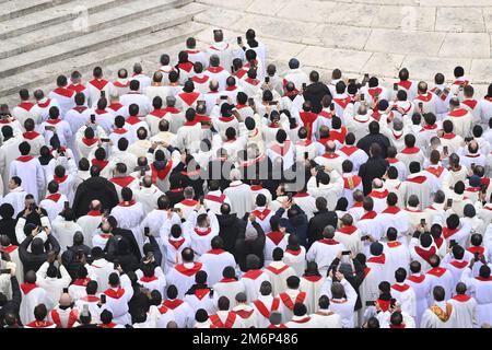 Vatican05. Januar 2023. Während der Bestattungsmesse für Papst Emeritus Benedikt XVI am 5. Januar 2023 im Petersdom, Vatikanstadt, Vatikan. Kredit: Unabhängige Fotoagentur/Alamy Live News Stockfoto