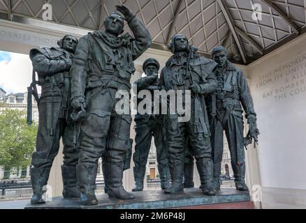 LONDON - NOVEMBER 3 : Philip Jacksons Skulptur zum Gedenken an RAF Bomber Command in London am 3. November 2013 Stockfoto