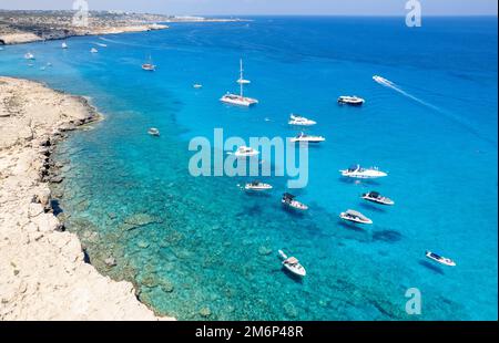 Drohnen Luftlandschaft Seesaat Luxusyachten in der Küste festgemacht unerkannte Menschen schwimmen und entspannen. Sommerurlaub im Meer. Stockfoto