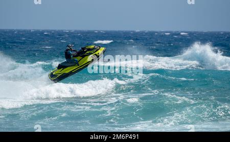 Mann auf dem Wasserscooter, Jetski gegen die Meereswellen Stockfoto