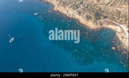 Drohnen-Meereslandschaft mit Yacht an der Küste. Sommerurlaub im Meer. Ayia Napa Zypern Stockfoto