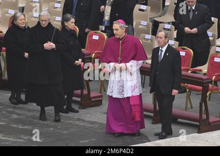 Vatican05. Januar 2023. Erzbischof Georg Gaenswein während der Bestattungsmesse für Papst Emeritus Benedict XVI am 5. Januar 2023 im Petersdom, Vatikanstadt, Vatikan. Kredit: Unabhängige Fotoagentur/Alamy Live News Stockfoto