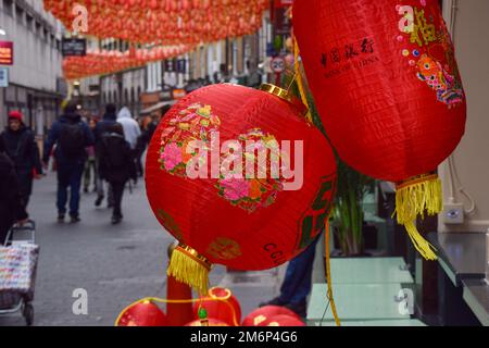 London, Großbritannien. 5. Januar 2023 Neue rote Laternen in Chinatown vor dem chinesischen Neujahr. Dieses Jahr ist das Jahr des Hasen. Kredit: Vuk Valcic/Alamy Live News Stockfoto