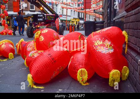 London, Großbritannien. 5. Januar 2023 Neue rote Laternen in Chinatown vor dem chinesischen Neujahr. Dieses Jahr ist das Jahr des Hasen. Kredit: Vuk Valcic/Alamy Live News Stockfoto