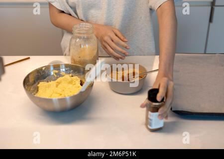 Keksbrot-Hotteok-Teig vor dem Backen zubereiten, peitschen und von Hand zu einer Paste mischen Stockfoto