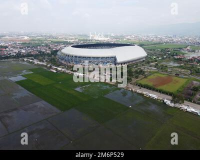 Bandung, Indonesien - 5. Januar 2023: Vormittagsshow Gelora Bandung Lautan API Stadion aus der Vogelperspektive. Stockfoto