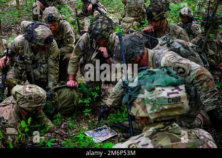 Soldaten des 2. Bataillons, 327. Infanterie-Regiment 'No Slack', 1. Brigaden-Kampfteam, 101. Luftangriff (Luftangriff) führten mit Unterstützung von Sappern aus dem 326. Brigaden-Ingenieur-Bataillon während der Operation Lethal Eagle 2, Fort Campbell, Ky, einen Überfall auf ein städtisches Gelände durch. Die Sappers durchbrachen eine Tür, bevor die Soldaten von No Slack das Gelände betreten und geräumt haben. Stockfoto