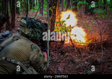 Soldaten des 2. Bataillons, 327. Infanterie-Regiment 'No Slack', 1. Brigaden-Kampfteam, 101. Luftangriff (Luftangriff) führten mit Unterstützung von Sappern aus dem 326. Brigaden-Ingenieur-Bataillon während der Operation Lethal Eagle 2, Fort Campbell, Ky, einen Überfall auf ein städtisches Gelände durch. Die Sappers durchbrachen eine Tür, bevor die Soldaten von No Slack das Gelände betreten und geräumt haben. Stockfoto