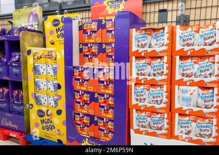 Ashford, Kent, Großbritannien. 5. Januar 2023. Die Inflation der Lebensmittelpreise erreicht ein neues Niveau von 13,3 %. Eine Ausstellung von Cadbury Schokoladeneiern im Januar lange vor Ostern. Foto: Paul Lawrenson/Alamy Live News Stockfoto