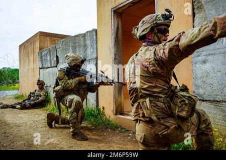 Soldaten des 2. Bataillons, 327. Infanterie-Regiment 'No Slack', 1. Brigaden-Kampfteam, 101. Luftangriff (Luftangriff) führten mit Unterstützung von Sappern aus dem 326. Brigaden-Ingenieur-Bataillon während der Operation Lethal Eagle 2, Fort Campbell, Ky, einen Überfall auf ein städtisches Gelände durch. Die Sappers durchbrachen eine Tür, bevor die Soldaten von No Slack das Gelände betreten und geräumt haben. Stockfoto