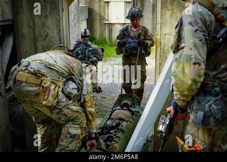 Soldaten des 2. Bataillons, 327. Infanterie-Regiment 'No Slack', 1. Brigaden-Kampfteam, 101. Luftangriff (Luftangriff) führten mit Unterstützung von Sappern aus dem 326. Brigaden-Ingenieur-Bataillon während der Operation Lethal Eagle 2, Fort Campbell, Ky, einen Überfall auf ein städtisches Gelände durch. Die Sappers durchbrachen eine Tür, bevor die Soldaten von No Slack das Gelände betreten und geräumt haben. Stockfoto