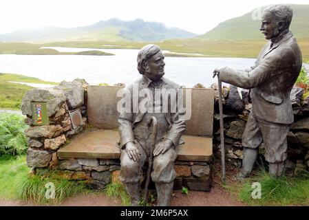 Bronzestatuen der Geologen Benjamin Peach und John Horne im Knockan Crag Nature Trail Geopark, National Nature Reserve, North West Highlands, Schottland Stockfoto