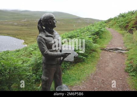 Bronzestatue einer jungen weiblichen Geologin am Knockan Crag Nature Trail Geopark, National Nature Reserve, North West Highlands. Stockfoto