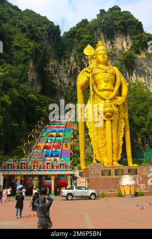 Statue von Lord Murugan und Treppe zum Tempel der Batu-Höhlen in Kuala Lumpur, Malaysia. 2 Vertikal, aufgenommen am 28. Januar 2020 Stockfoto