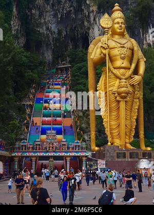 Statue von Lord Murugan und Treppe zum Tempel der Batu-Höhlen in Kuala Lumpur, Malaysia. 3 Vertikale Produktion am 28. Januar 2020 Stockfoto