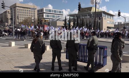 JERUSALEM, ISRAEL - JANUAR 5: Mitglieder der israelischen Sicherheitskräfte überwachen während einer Demonstration, bei der die Nichtigerklärung der Ernennung des Shas-Führers Aryeh Deri zum Minister in Netanjahus neuer, hartnäckiger Regierung aufgrund seiner jüngsten Verurteilung zu Steuerdelikten vom Januar gefordert wurde, die Hauptkreuzung vor dem Obersten Gerichtshof Israels blockiert 5, 2023, in Jerusalem, Israel. Kredit: Eddie Gerald/Alamy Live News Stockfoto