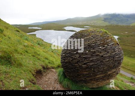 Globe Rock Skulptur am Fußweg auf dem Nature Trail am Knockan Crag Geopark, National Nature Reserve, North West Highlands, Schottland. Stockfoto