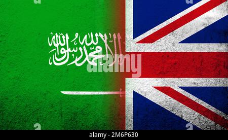 Nationalflagge des Vereinigten Königreichs (Großbritannien) Union Jack mit dem Königreich Saudi-Arabien Nationalflagge. Grungen Hintergrund Stockfoto