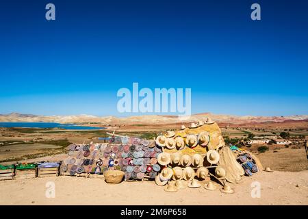 Temporärer Shop mit lokalen Souvenirs am Sidi Chahed See, Fès, Marokko, Nordafrika Stockfoto