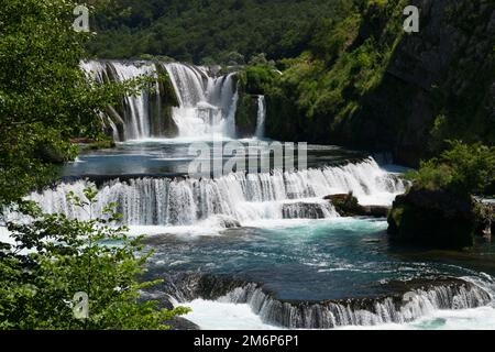Ein herrlicher Wasserfall namens Strbacki Buk am wunderschön sauberen und trinkenden Fluss Una in Bosnien und Herzegowina in der Mitte Stockfoto
