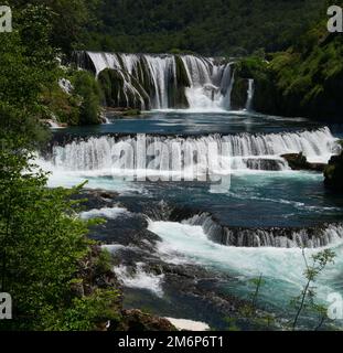 Ein herrlicher Wasserfall namens Strbacki Buk am wunderschön sauberen und trinkenden Fluss Una in Bosnien und Herzegowina in der Mitte Stockfoto