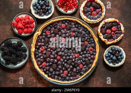 Hausgemachte, frische runde Torte mit Beeren, Himbeeren, Brombeeren Stockfoto