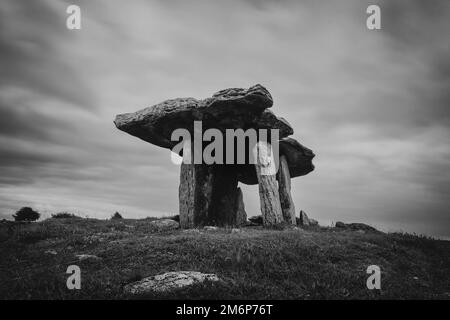 Schwarzweiß-Langzeitaufnahme der Poulnabrone Dolmen in der Grafschaft Clare in Westirland Stockfoto