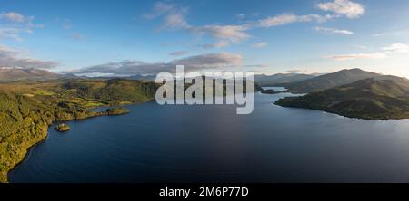 Panoramablick auf den Lough Caragh Lake im Glencar Valley von Kerry County bei warmem Licht Stockfoto