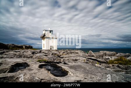 Blick auf den Black Head Lighthouse an der Burren Coast von County Clare Stockfoto