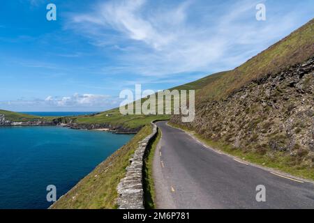 Die Küstenstraße Wild Atlantic Way auf der Halbinsel Dingle in der Grafschaft Kerry im Westen Irlands Stockfoto