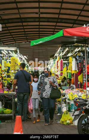 Brickfields, Malaysia - 22. Oktober 2022 Personen, die indische Girlanden für Deepavali- oder Diwali-Feiern in der Stadt Little India in Kuala Lumpur einkaufen. Stockfoto