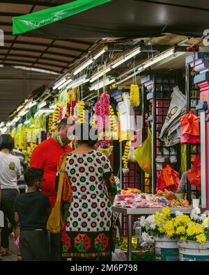 Brickfields, Malaysia - 22. Oktober 2022 Personen, die indische Girlanden für Deepavali- oder Diwali-Feiern in der Stadt Little India in Kuala Lumpur einkaufen. Stockfoto