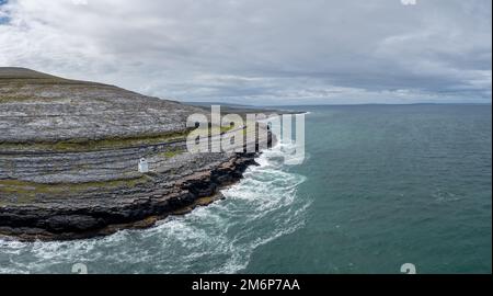 Die Burren Coast im County Clare mit dem Black Head Lighthouse am Felsen aus der Vogelperspektive Stockfoto