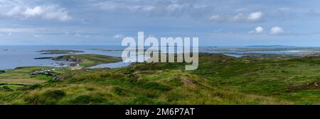 Panoramablick auf die Renvyle-Halbinsel und Ballinakill Harbor im Connemara Naitonal Park Stockfoto