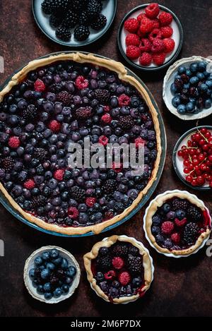 Hausgemachte, frische runde Torte mit Beeren, Himbeeren, Brombeeren Stockfoto