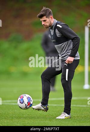 Plymouth Argyle Mittelfeldspieler Joe Edwards (8) steuert den Ball während der Plymouth Argyle Training Session auf Plymouth Argyle Training Ground, Plymouth, Großbritannien, 5. Januar 2023 (Foto: Stanley Kasala/News Images) Stockfoto