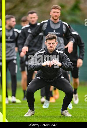 Plymouth Argyle Mittelfeldspieler Joe Edwards (8) während der Plymouth Argyle Trainingssitzung am Plymouth Argyle Training Ground, Plymouth, Großbritannien, 5. Januar 2023 (Foto: Stanley Kasala/News Images) Stockfoto