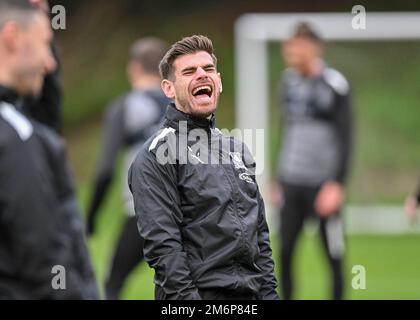 Plymouth Argyle Mittelfeldspieler Joe Edwards (8) während der Plymouth Argyle Trainingssitzung am Plymouth Argyle Training Ground, Plymouth, Großbritannien, 5. Januar 2023 (Foto: Stanley Kasala/News Images) Stockfoto